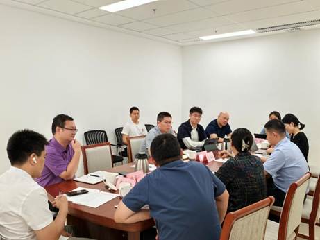 一群人坐在桌子前 AI 生成的内容可能不正确。